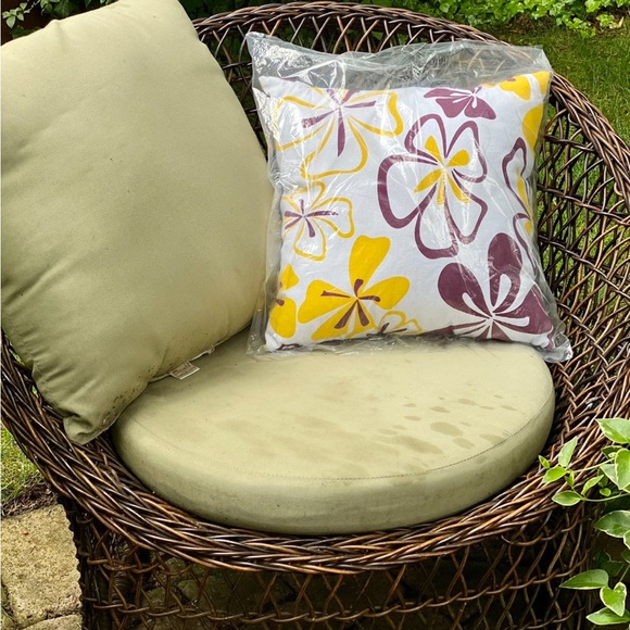 New Set of 2 Outdoor 18” Water Resistant Square Pillows with Removable inserts